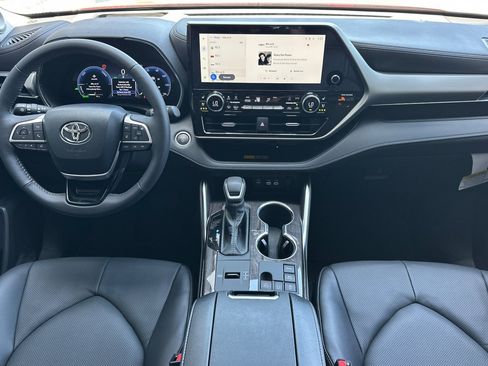 Certified 2026 Toyota Highlander Platinum AWD/4WD image 13