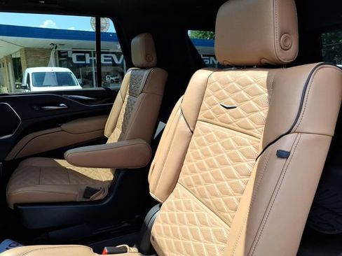 Used 2023 Cadillac Escalade Premium Luxury w/ LPO, Illumination Package AWD/4WD image 25