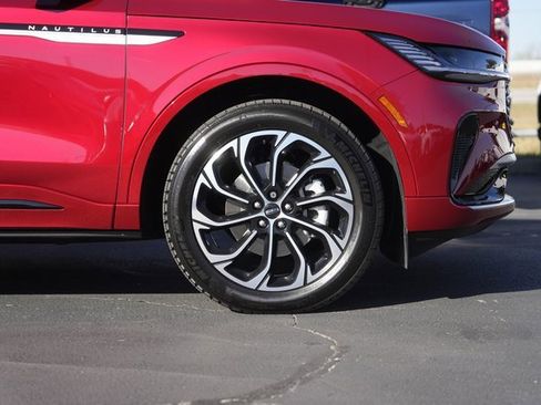 Used 2025 Lincoln Nautilus Reserve image 4