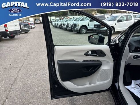 Used 2024 Chrysler Pacifica Touring-L image 19