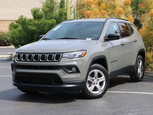Used 2023 Jeep Compass Latitude AWD/4WD image 1
