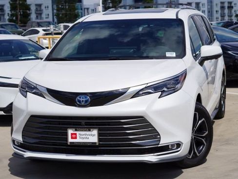 Certified 2025 Toyota Sienna Platinum AWD/4WD image 4