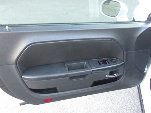 Used 2010 Dodge Challenger SE image 13