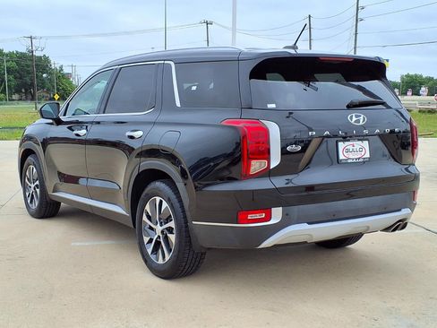 Used 2022 Hyundai Palisade SEL w/ Winter Package FWD image 2
