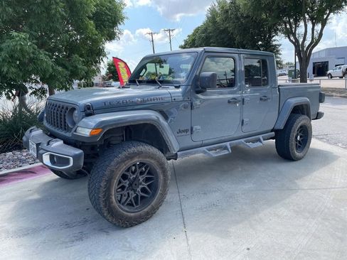 Used 2024 Jeep Gladiator Sport AWD/4WD image 5