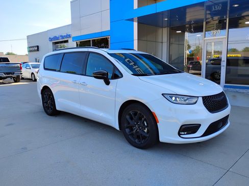 Used 2025 Chrysler Pacifica Limited FWD image 4