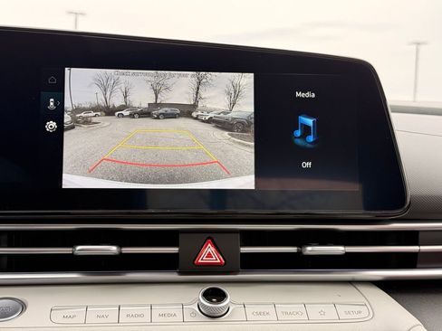 New 2025 Hyundai Elantra Limited FWD image 17