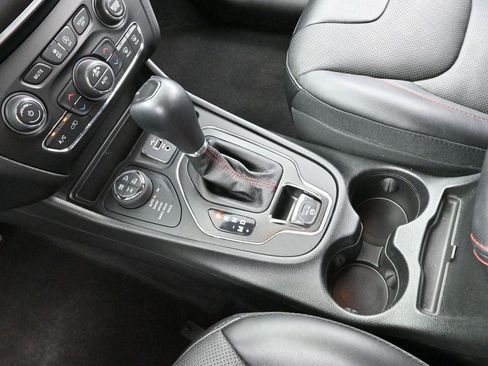 Used 2022 Jeep Cherokee Trailhawk w/ Premium Leather Package AWD/4WD image 27