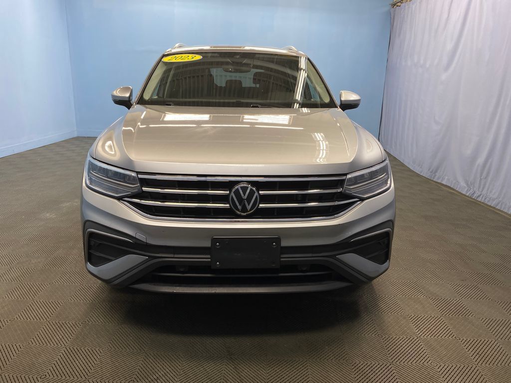 Used 2023 Volkswagen Tiguan SE AWD/4WD image 2
