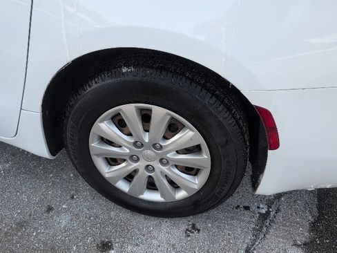 Used 2021 Chrysler Voyager L image 12