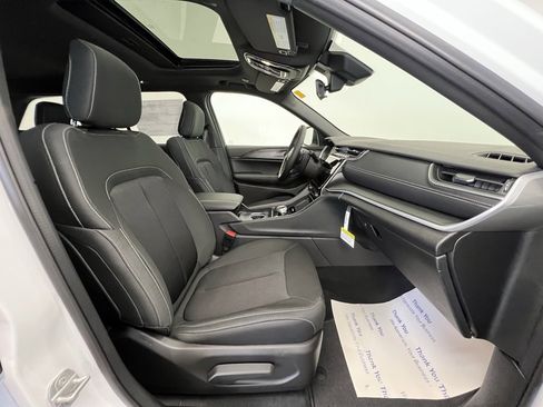 New 2025 Jeep Grand Cherokee Laredo X image 9