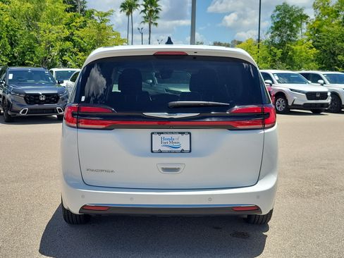 Used 2023 Chrysler Pacifica Touring-L FWD image 5