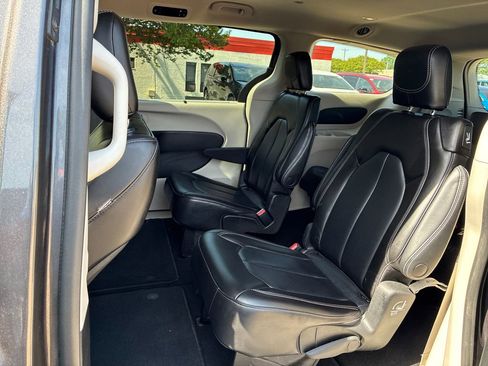 Used 2023 Chrysler Pacifica Touring-L FWD image 23