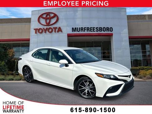 Used 2024 Toyota Camry SE image 1