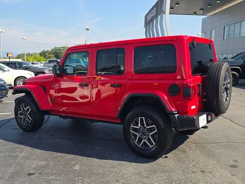 Used 2025 Jeep Wrangler Unlimited Sahara AWD/4WD image 5