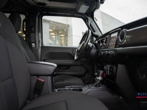 Used 2022 Jeep Wrangler Unlimited Sahara AWD/4WD image 9
