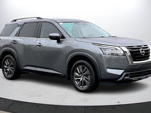 Used 2022 Nissan Pathfinder SV image 2