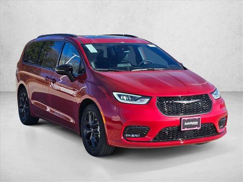 New 2026 Chrysler Pacifica Limited w/ S Appearance Package FWD image 3