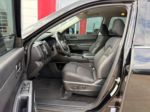 Used 2023 Nissan Pathfinder SV FWD image 13