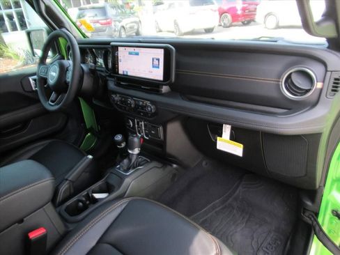 Used 2025 Jeep Gladiator Sport image 14