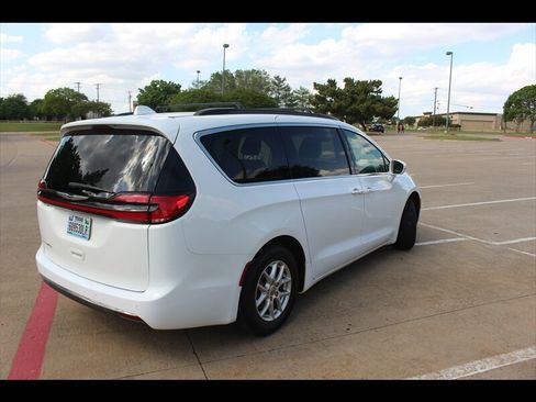 Used 2022 Chrysler Pacifica Touring-L image 4