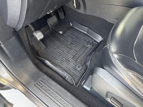 Used 2019 Ford Explorer XLT w/ Equipment Group 202A FWD image 9