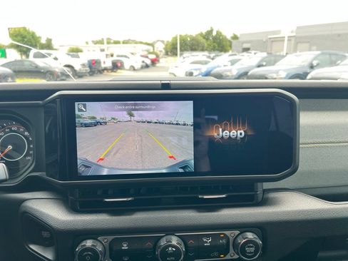Used 2024 Jeep Gladiator Sport AWD/4WD image 9