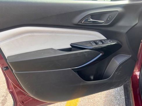 Used 2025 Chevrolet Trax LT w/ LT Convenience Package FWD image 9