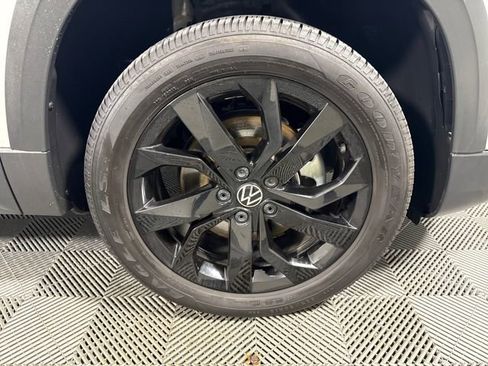 Used 2022 Volkswagen Taos SE w/ IQ.Drive SE Package image 9