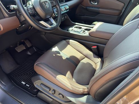 Used 2025 Honda Pilot Elite image 13