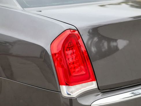 Used 2017 Chrysler 300 Limited RWD image 10