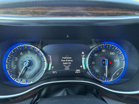 Used 2023 Chrysler Pacifica Limited FWD image 56