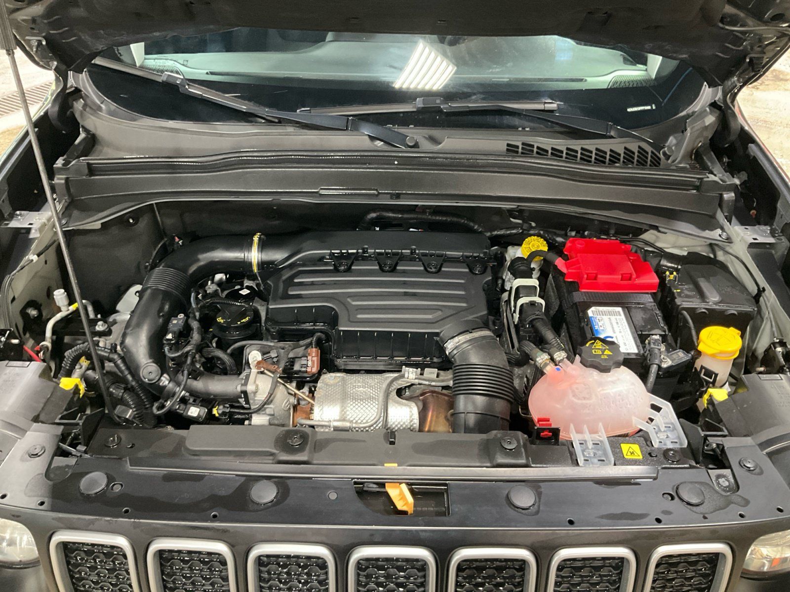 Used 2023 Jeep Renegade Latitude AWD/4WD image 27