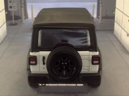 Used 2018 Jeep Wrangler Unlimited Sport AWD/4WD image 10