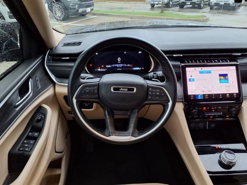 Used 2022 Jeep Grand Cherokee Limited w/ Luxury Tech Group II image 15