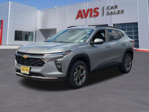 Used 2025 Chevrolet Trax LT w/ LT Convenience Package FWD image 1