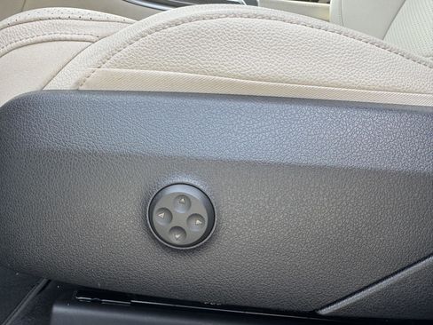 Certified 2025 Mercedes-Benz GLC 300 image 8