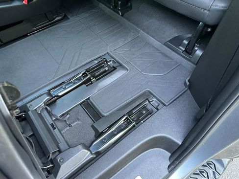 Used 2022 Chevrolet Suburban Z71 w/ Luxury Package AWD/4WD image 22