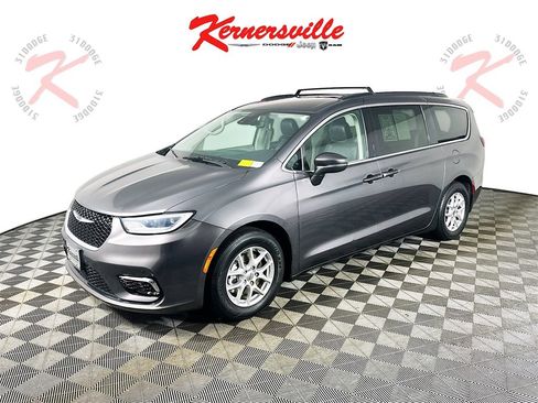 Used 2022 Chrysler Pacifica Touring-L image 3