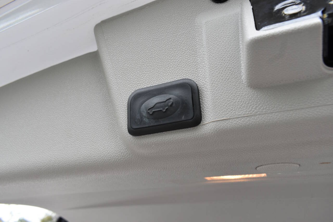 Used 2017 Buick Enclave Leather FWD image 12