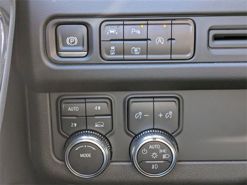 Used 2024 GMC Yukon SLT w/ SLT Luxury Package image 28