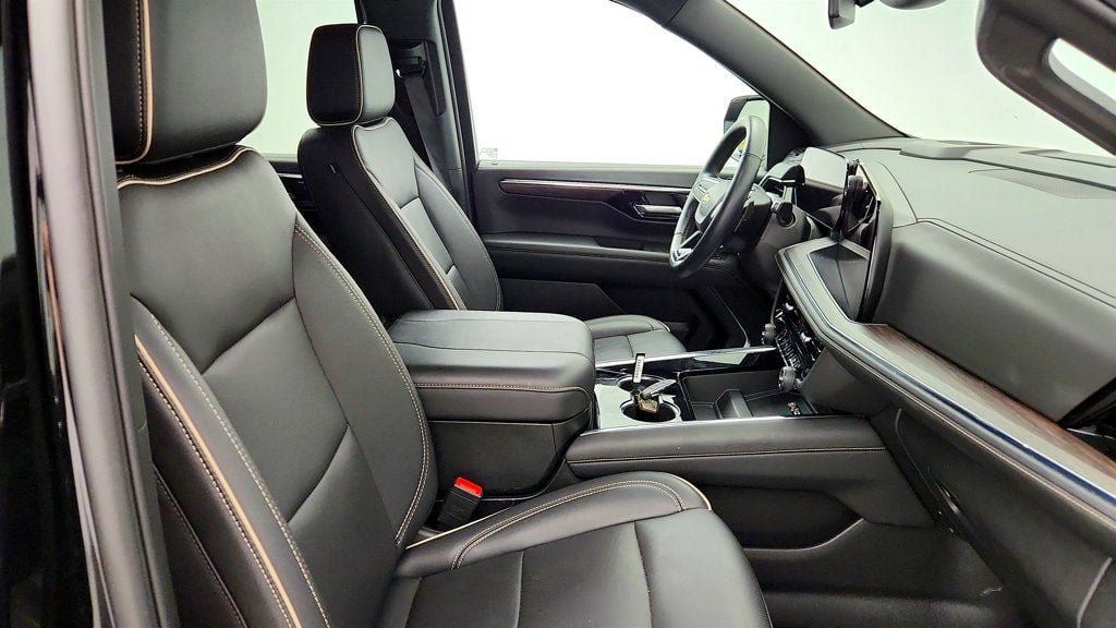 Used 2026 Chevrolet Suburban Premier AWD/4WD image 23