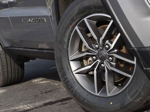 Used 2021 Jeep Grand Cherokee Limited image 13