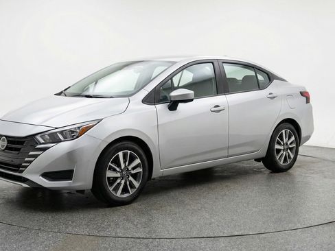 Used 2025 Nissan Versa SV image 3