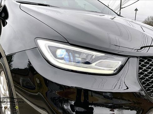 Used 2025 Chrysler Pacifica Select image 27