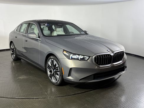 Certified 2025 BMW 540i xDrive AWD/4WD image 3