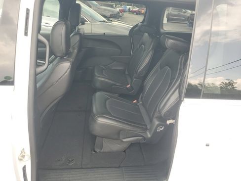 Used 2025 Chrysler Pacifica Select FWD image 10