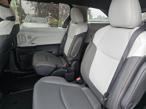 Used 2022 Toyota Sienna XSE FWD image 21