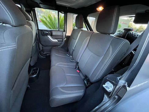 Used 2017 Jeep Wrangler Unlimited Rubicon w/ Connectivity Group image 13