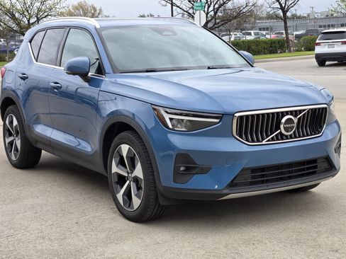 Used 2025 Volvo XC40 B5 Plus image 11